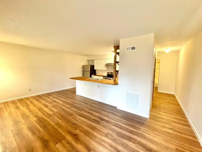 Building Photo - Freshly Renovated 1 bedroom convenient to ...