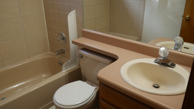 Building Photo - 4 Bed, 3 Bathroom House with Fenced in Bac...