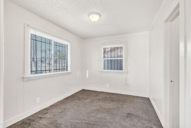 Building Photo - MODERN 2BED/1BATH APARTMENT WITH WASHER/DRYER HOOKUPS | SOUTH LA