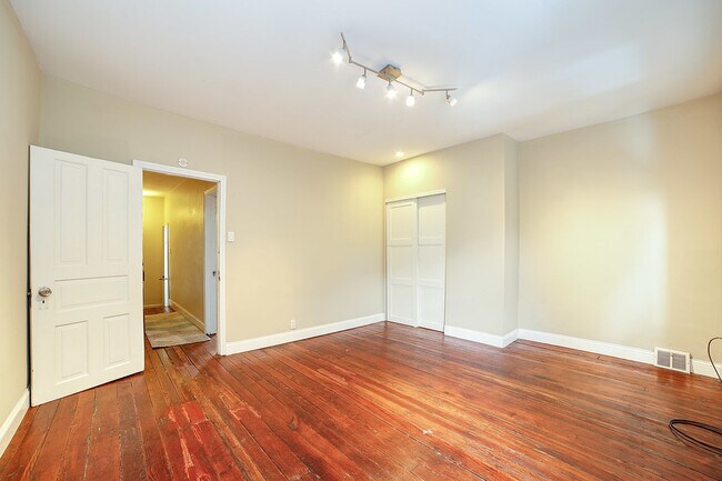 Building Photo - 1933 Montrose St