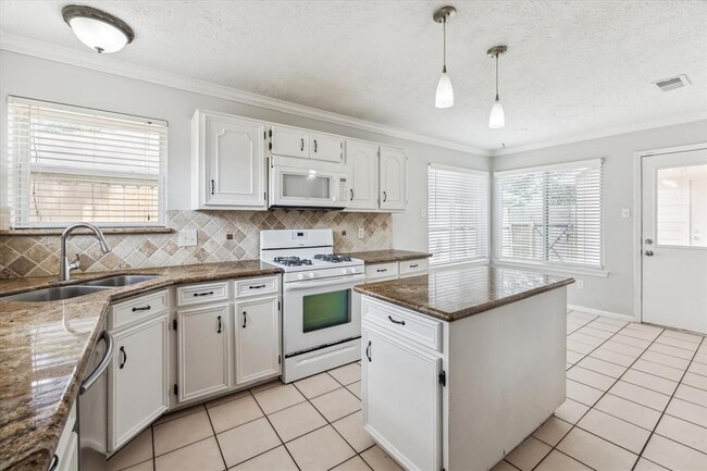 Building Photo - 22831 Rangeview Dr