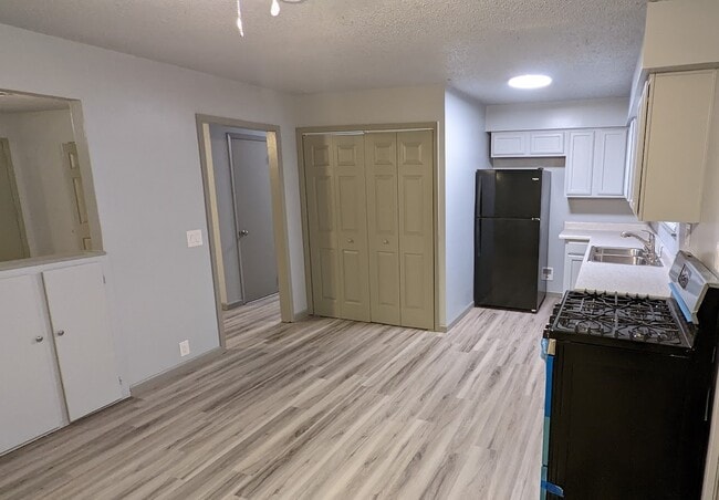 Building Photo - 402 Hickory St