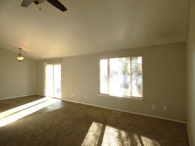 Building Photo - Rent Special: FREE First Full Month's Rent - 3 bed 2 Bath - Single Level home