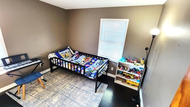 Building Photo - Clean 4 Bedroom Ready For Rent