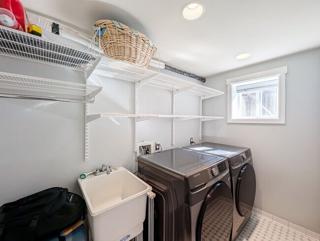 Building Photo - Elegant 3-Bedroom Home with Exceptional Craftsmanship in West Seattle