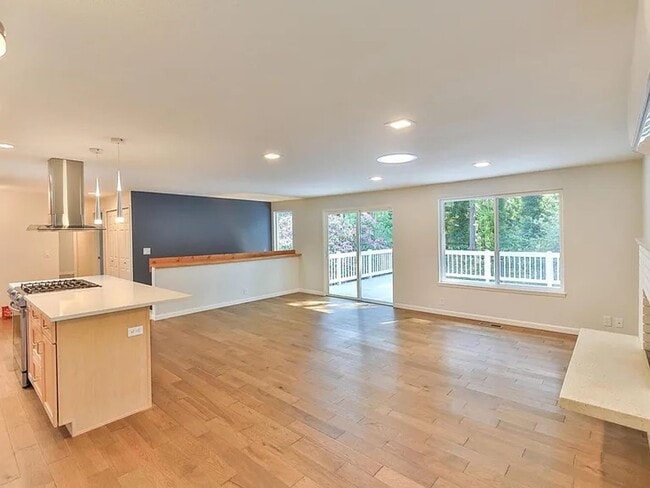 Building Photo - Remodeled Bellevue Home
