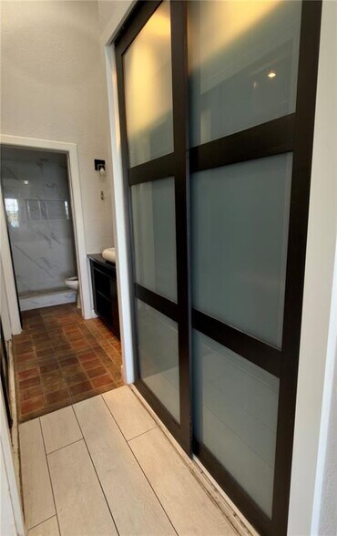 Building Photo - 2831 N Oakland Forest Dr