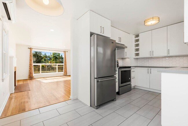 Building Photo - Bright & Spacious Remodeled Home Near Columbia City, Mt. Baker & Lake Washington