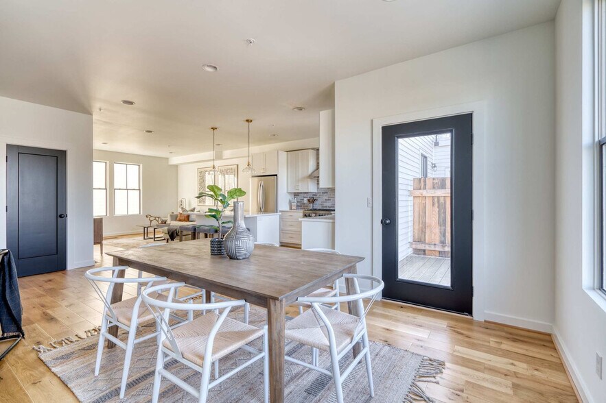 Building Photo - 512 NE 56th Ave