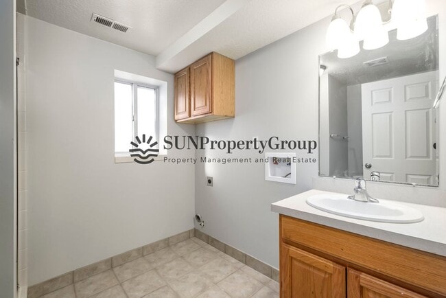 Building Photo - Great Updated Family Home in Excellent Clinton Location!