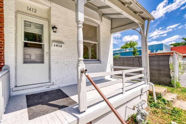 Building Photo - Newly Renovated 3 Bedroom, 1 Bathroom Townhouse