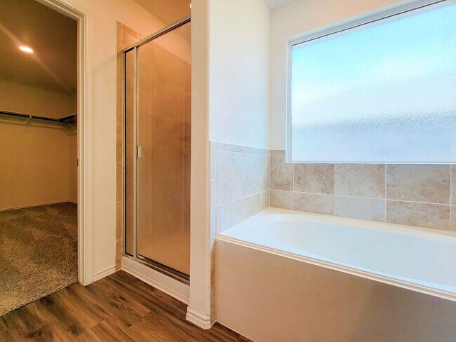 Building Photo - Modern & Spacious 3BR/2BA Home with Covere...