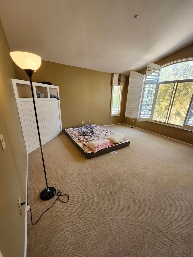 Building Photo - Beautiful two-story in Hunter's Ridge