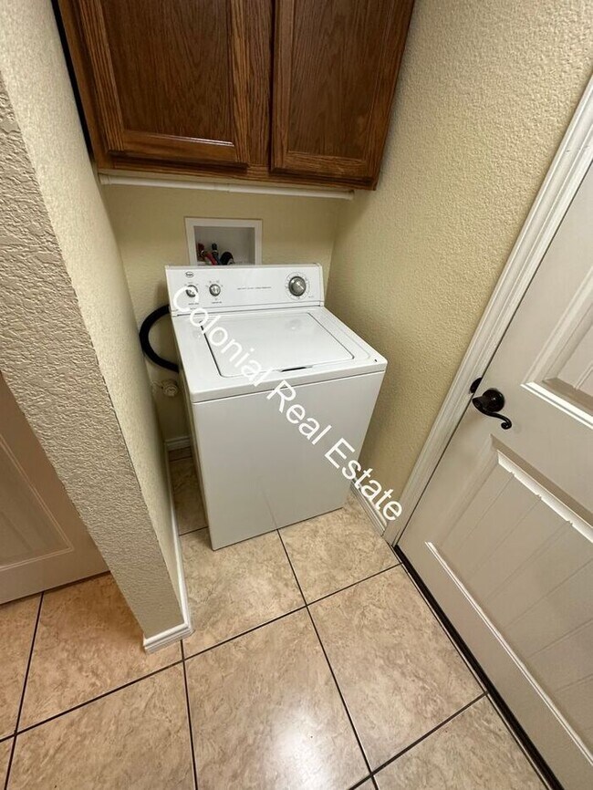 Building Photo - Spacious and updated 3 Bedroom 2 bathroom ...