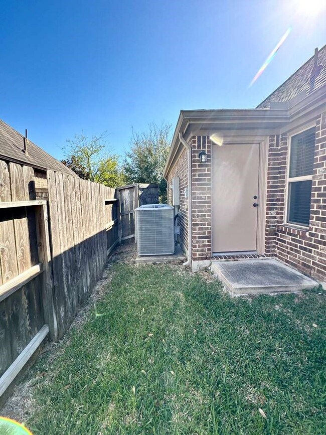 Building Photo - 18614 Town Bluff Dr