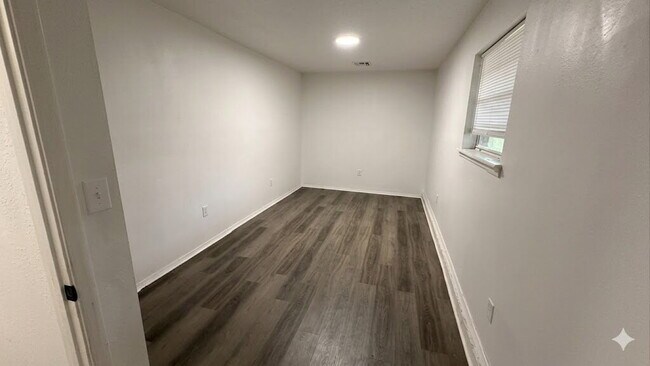 Building Photo - Versatile 5-Bedroom Residence | Ideal for Hosting & Home-Style Living!!