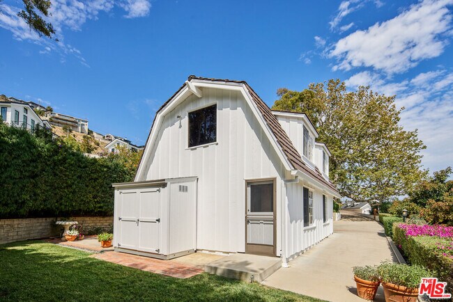 Building Photo - 5561 Horizon Dr