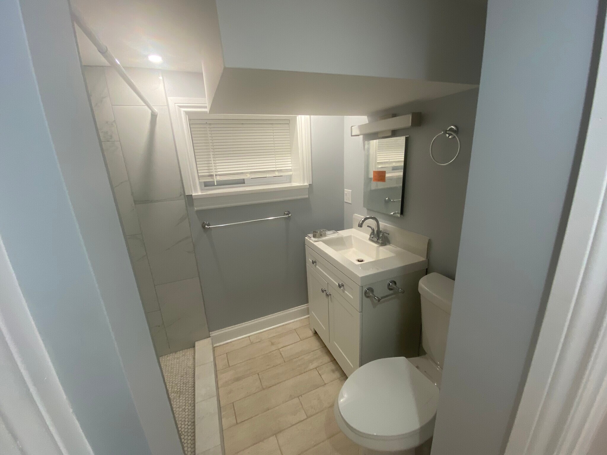 Bathroom - 6079 N Albany Ave