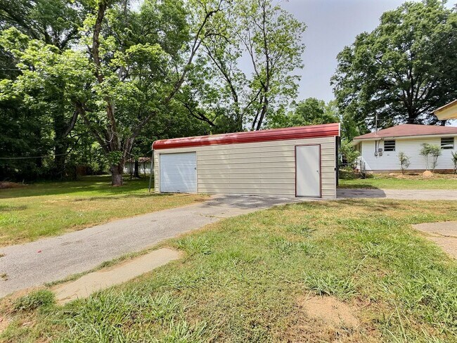 Building Photo - 3 Bed, 1 Bath in Montgomery close to Maxwell!