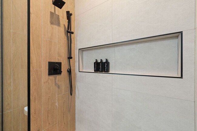 Building Photo - 801 S Western Ave