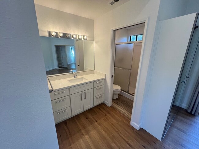 Building Photo - Beautiful upgraded 3 bed 2.5 bath Townhous...