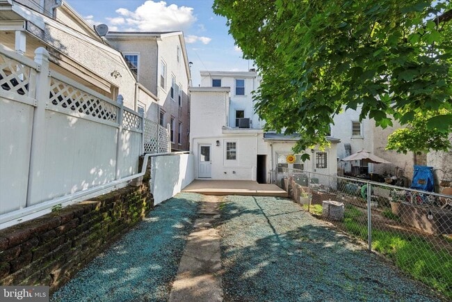 Building Photo - 247 E 6th Ave