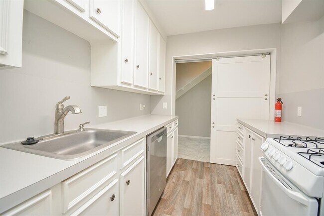 Building Photo - 2718 Wroxton Rd
