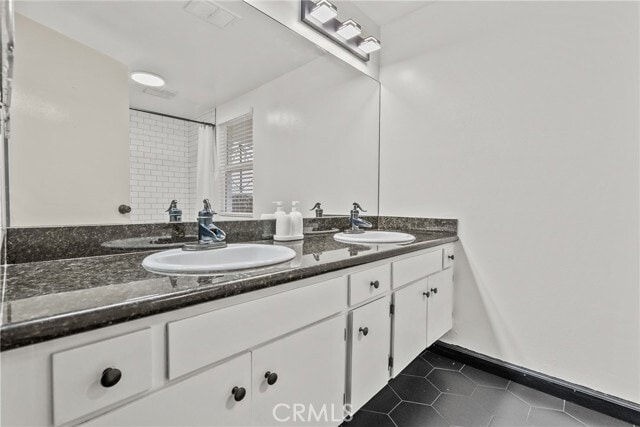 Building Photo - 9558 Swinton Ave