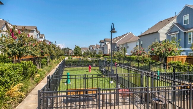 Building Photo - 10919 Brambling Wood Dr
