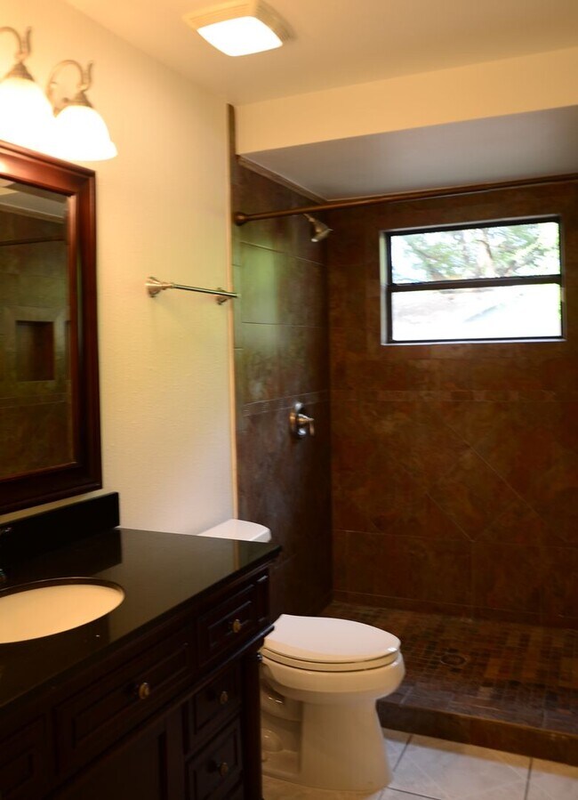 Building Photo - Spacious 4-Bed, 3-Bath Belle Isle Home wit...