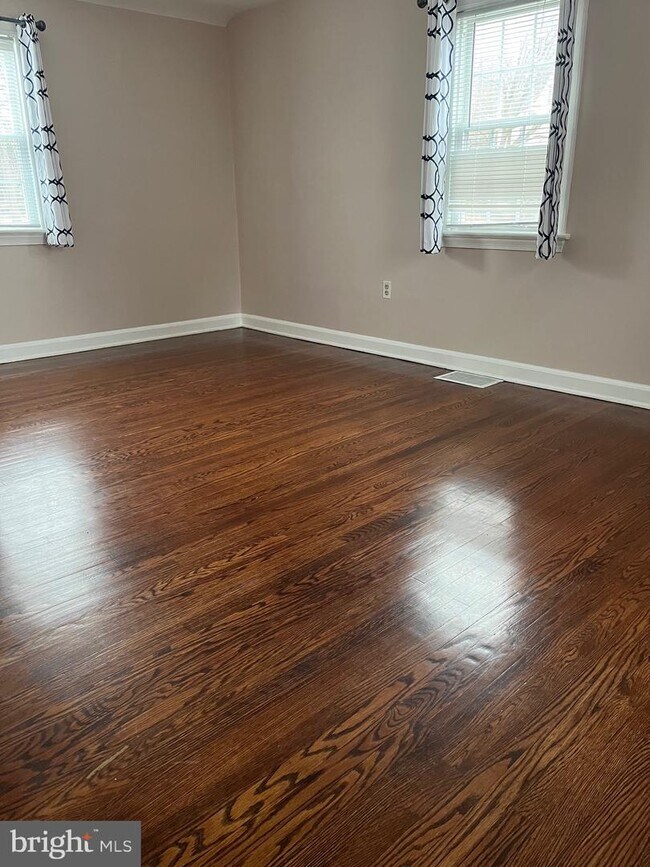 Building Photo - 102 Hillside Cir