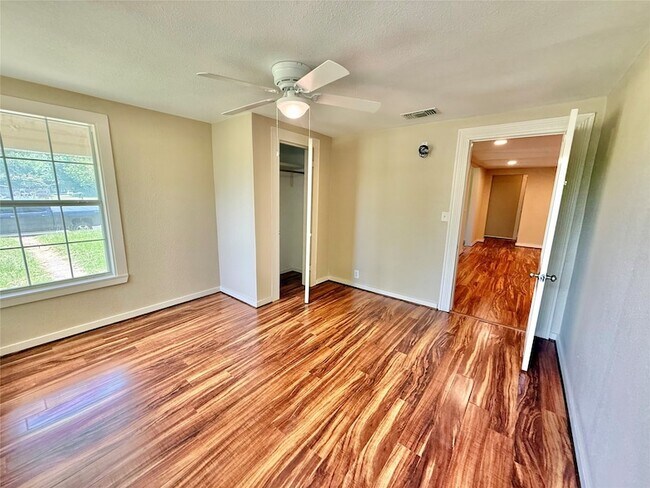 Building Photo - 417 Putman St