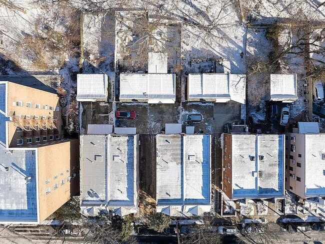 Building Photo - 68-11 Alderton St