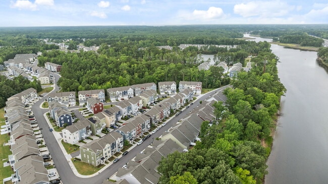 Building Photo - 1732 Defiance Dr