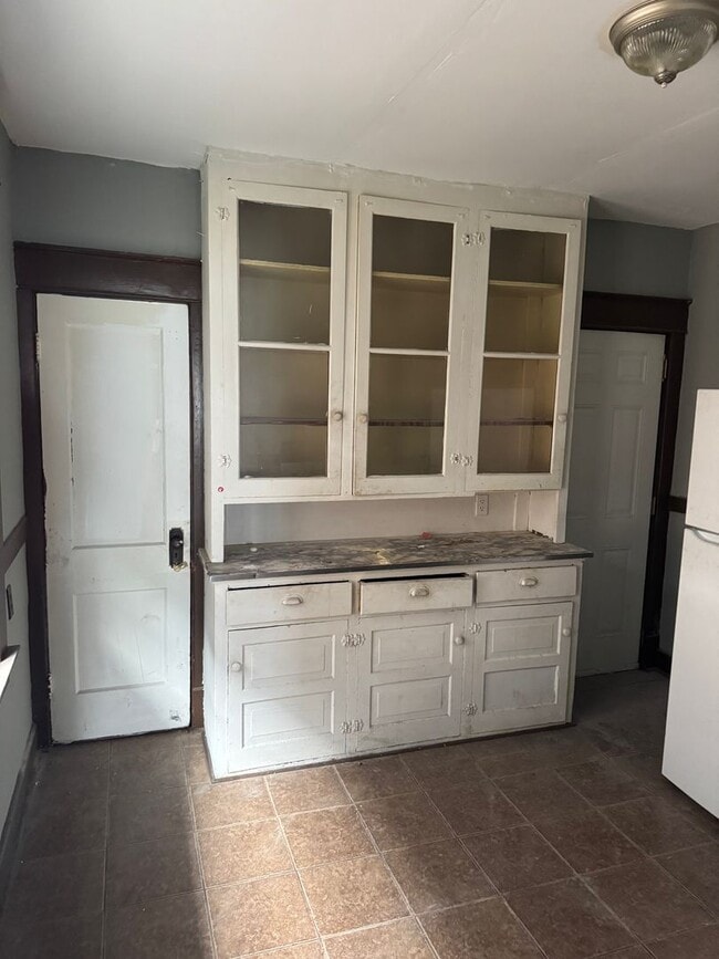 Building Photo - 2 bedroom 1 bath second floor unit