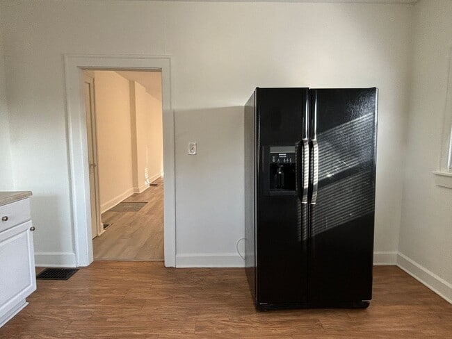 Building Photo - Large 2 Bed 1 Bath With Fenced in Yard & Deck!