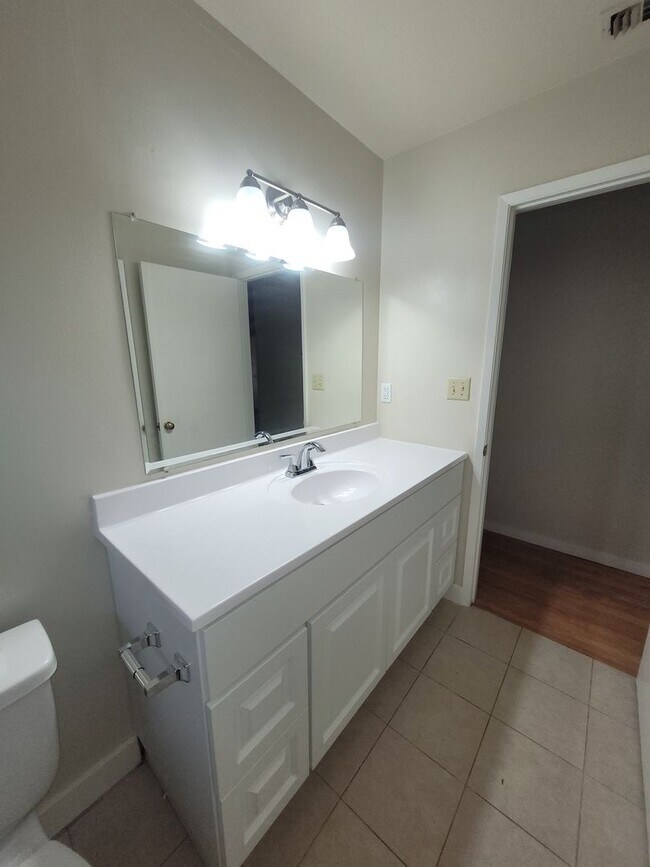 Building Photo - Three bedroom home in Fair Oaks