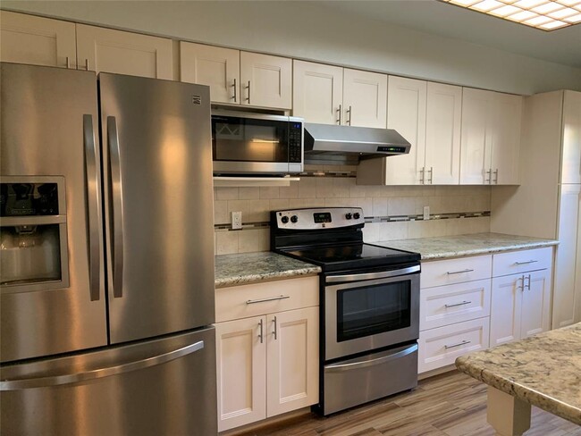 Building Photo - 13140 Trail Hollow Dr