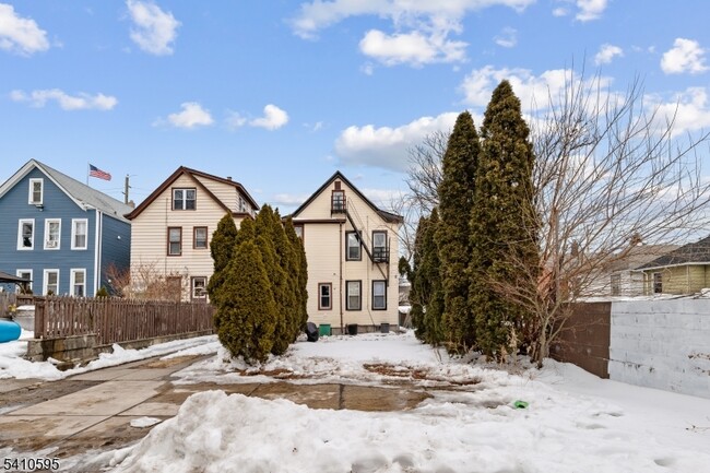 Building Photo - 335 Boulevard