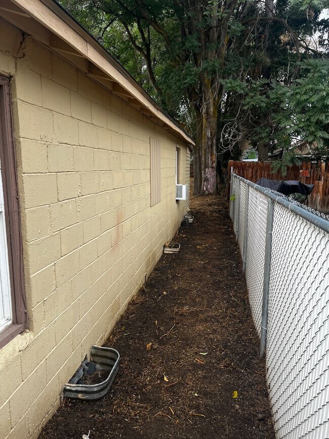 Building Photo - 2 Bedroom Single Family