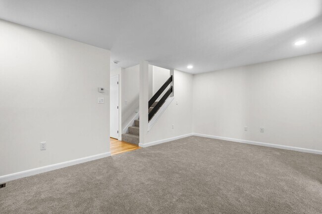 Building Photo - 2 Rockingham Ct