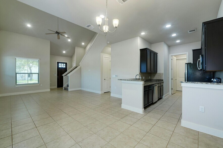 Building Photo - 3421 Blumie St