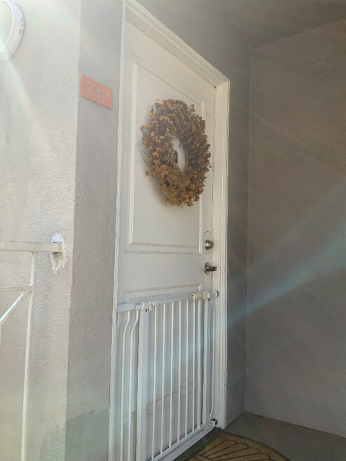 Building Photo - 355 N Maple St