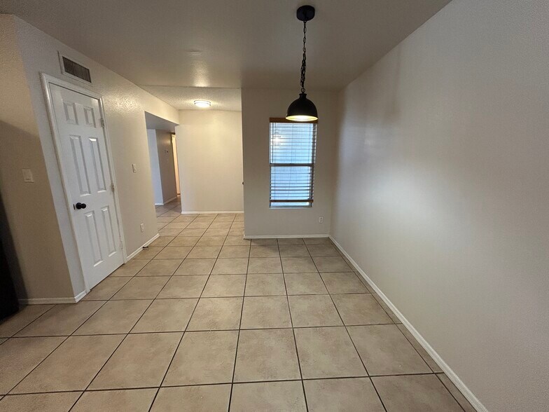 Building Photo - 6150 W Mauna Loa Ln