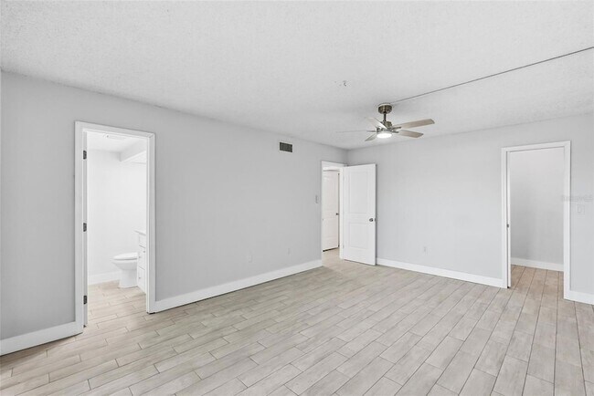 Building Photo - 4775 Cove Cir