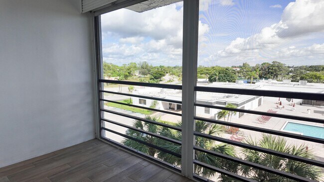 Building Photo - 4640 Lucerne Lakes Blvd W