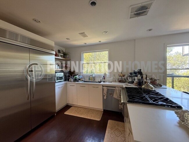 Building Photo - Stunning Home located at the end of a cul-...