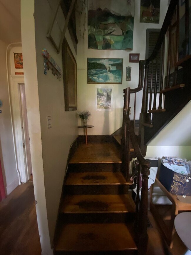 Building Photo - Available 6/1/26 Spacious 2nd/3rd Floor Du...