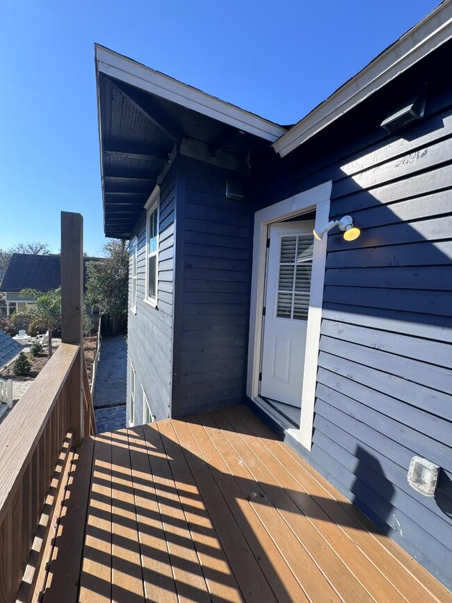 Building Photo - 300 E 3rd St