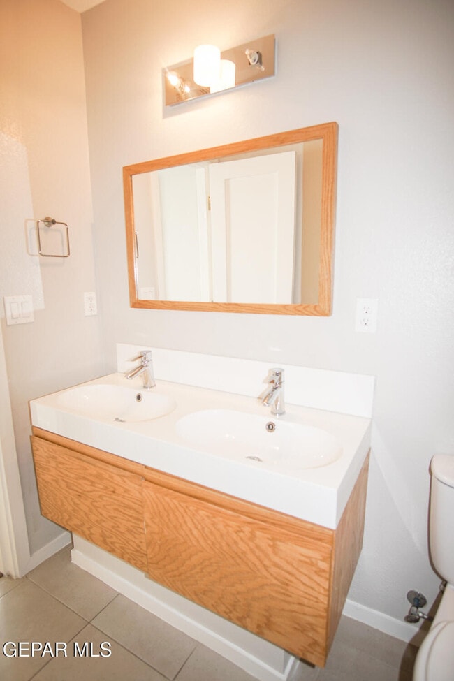 Building Photo - 4200 Camelot Heights Dr